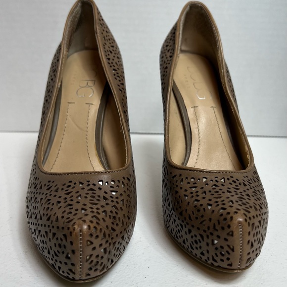 BCBG Padgett Laser Cut Pumps with silver underlay, Size 8M - Picture 6 of 10